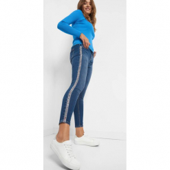 Jeansy z ozdobnymi lampasami. Niebieskie jeansy damskie skinny Orsay. Za 99,99 zł.