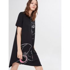 Sukienka oversize z wiskozą - Czarny. Czarne sukienki damskie Mohito, s, bez wzorów, z wiskozy, bez kołnierzyka, bez rękawów, oversize. Za 99,99 zł.