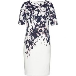 Sukienka bonprix biel wełny z kolorowym nadrukiem. Białe sukienki damskie bonprix, z nadrukiem, z wełny, eleganckie, z okrągłym kołnierzem, bez rękawów. Za 99,99 zł.