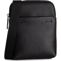 Saszetka CALVIN KLEIN - Flex Mini Flat Crossover K50K504796 BDS. Czarne torby męskie skórzane Calvin Klein, bez wzorów, ze skóry ekologicznej, młodzieżowe. W wyprzedaży za 249,00 zł.