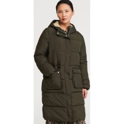 Pikowany płaszcz z kapturem - Khaki. Brązowe płaszcze damskie Reserved, bez wzorów. Za 249,99 zł.