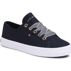 Tenisówki TOMMY HILFIGER - Essential Nautical Sneaker FW0FW04848 Desert Sky DW5. Niebieskie półbuty damskie TOMMY HILFIGER, bez wzorów, z gumy, bez zapięcia. W wyprzedaży za 219,00 zł.