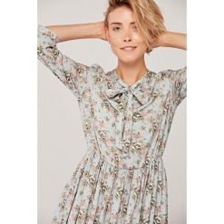 Sukienka Noelia Hazel 44 niebieski. Niebieskie sukienki damskie na lato, w kwiaty, z bawełny, eleganckie. Za 447,00 zł.