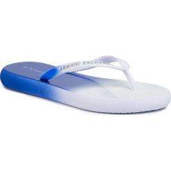 Japonki ARMANI EXCHANGE - XDQ007 XV319 N833 White/Sapphire. Białe klapki damskie Armani Exchange, bez wzorów, z tworzywa sztucznego, bez obcasa. W wyprzedaży za 189,00 zł.