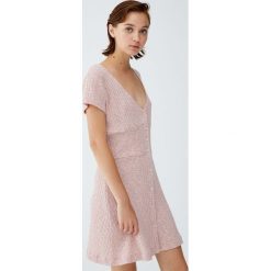 Sukienka z prążkowanego materiału z guzikami. Różowe sukienki damskie Pull&Bear, bez wzorów, z dzianiny, bez kołnierzyka, bez rękawów. Za 69,90 zł.