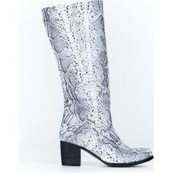Wężowe kozaki na słupku - skóra naturalna - model 154 - kolor biały wąż. Białe kozaki damskie Zapato, do pracy, na lato, ze skóry, biznesowe, na wysokim obcasie, na obcasie, bez zapięcia. W wyprzedaży za 366,75 zł.