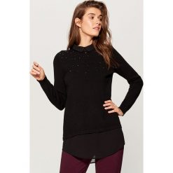 Sweter z koszulowymi wstawkami - Czarny. Czarne swetry klasyczne damskie marki Mohito, m, z koszulowym kołnierzykiem. Za 99,99 zł.