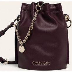 Calvin Klein - Torebka. Fioletowe kuferki damskie Calvin Klein, w paski, ze skóry ekologicznej, na ramię, małe, bez dodatków. Za 539,90 zł.