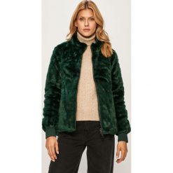 Guess Jeans - Kurtka dwustronna. Zielone kurtki damskie Guess Jeans, s, z aplikacjami, z poliesteru, krótkie. W wyprzedaży za 639,90 zł.