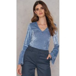 NA-KD Party Aksamitny sweter z falbaniastym rękawem - Blue. Niebieskie swetry damskie marki NA-KD Party, bez wzorów, z długim rękawem, długie, bez kaptura. W wyprzedaży za 29,18 zł.