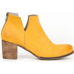 Wycięte botki na słupku - skóra naturalna - model 501 - kolor żółty. Żółte botki damskie Zapato, ze skóry, bez obcasa, na słupku, bez zapięcia. W wyprzedaży za 319,20 zł.