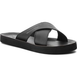 Klapki MARC O'POLO - 903 23691002 100 Black 990. Czarne klapki męskie Marc O'Polo, bez wzorów, ze skóry. W wyprzedaży za 209,00 zł.