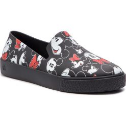 Lordsy MELISSA - Ground + Mickey Ad 32533 Black/White/Red 53463. Czarne półbuty damskie Melissa, z tworzywa sztucznego, bez obcasa, na płaskiej podeszwie. W wyprzedaży za 399,00 zł.