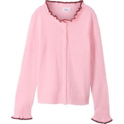 Sweter rozpinany bonprix jasnoróżowy pudrowy. Różowe swetry dziewczęce bonprix, bez wzorów, z dzianiny, klasyczne, z okrągłym kołnierzem, bez rękawów, bez kaptura. Za 21,99 zł.