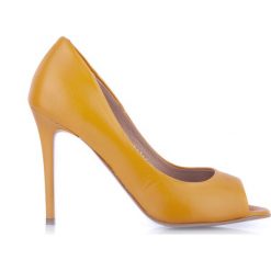 Szpilki peep toe musztardowe. Żółte czółenka damskie Arturo Vicci, bez wzorów, ze skóry, z otwartym noskiem, na wysokim obcasie, na szpilce. Za 215,20 zł.