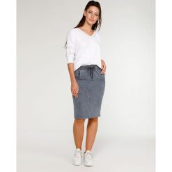 Spódnica z kieszeniami - 30-17002F BLU SC. Niebieskie spódniczki damskie Unisono, na jesień, s, bez wzorów, z elastanu, mini, ołówkowe. Za 149,00 zł.