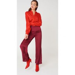 NA-KD Szerokie spodnie z satyny z wysokim stanem - Red,Purple. Czerwone spodnie damskie NA-KD, s, bez wzorów, z poliesteru, z podwyższonym stanem. W wyprzedaży za 48,78 zł.
