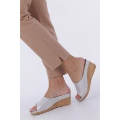 Srebrne Klapki Na Koturnie Plecionka Casu W19X10/b. Szare koturny damskie Casu, bez obcasa, na koturnie, bez zapięcia. W wyprzedaży za 79,99 zł.