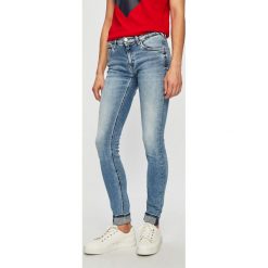 Tommy Jeans - Jeansy Sophie. Niebieskie jeansy damskie Tommy Jeans, z obniżonym stanem. W wyprzedaży za 329,90 zł.