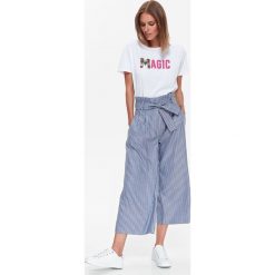 T-SHIRT KRÓTKI RĘKAW DAMSKI Z NADRUKIEM. Szare t-shirty damskie Top Secret, z nadrukiem, z bawełny. Za 29,99 zł.