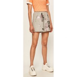 Adidas Originals - Szorty. Szare szorty damskie adidas Originals, bez wzorów, z bawełny, casualowe, z podwyższonym stanem. Za 159,90 zł.