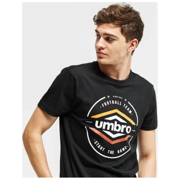 Umbro Koszulka Reynold , czarny, rozmiar M. Czarne koszulki męskie Umbro, s, bez wzorów, z materiału, bez kołnierzyka, bez rękawów. W wyprzedaży za 47,99 zł.