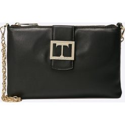 Trussardi - Kopertówka Linea Shoulder. Czarne kopertówki damskie marki Trussardi Jeans, w paski, z jeansu, eleganckie, na ramię, średnie. W wyprzedaży za 869,90 zł.