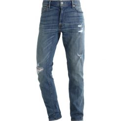 Abercrombie & Fitch SLIM MEDIUM DESTROY Jeansy Slim Fit blue. Niebieskie jeansy męskie relaxed fit marki Abercrombie & Fitch. W wyprzedaży za 265,85 zł.