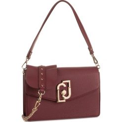 Torebka LIU JO - S Crossbody A69037 E0027 Dark Red 91530. Czerwone torebki klasyczne damskie Liu Jo, bez wzorów, ze skóry ekologicznej, klasyczne, bez dodatków. W wyprzedaży za 279,00 zł.
