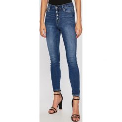 Guess Jeans - Jeansy 1981. Niebieskie jeansy damskie Guess Jeans, z aplikacjami, z elastanu, z podwyższonym stanem. Za 399,90 zł.