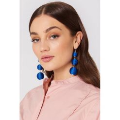 Kolczyki damskie: NA-KD Accessories Wiszące kolczyki Triple Globe – Blue