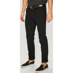Review - Spodnie. Czarne chinosy męskie marki Review, s, w paski, z elastanu. W wyprzedaży za 139,90 zł.