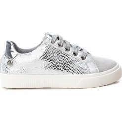 Sneakersy w kolorze jasnoszarym. Szare trampki dziewczęce XTI Kids, bez wzorów, ze skóry, na sznurówki. W wyprzedaży za 85,95 zł.