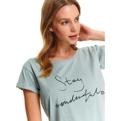 T-shirt damski z nadrukowanym połyskującym napisem. Zielone t-shirty damskie DRYWASH, z napisami, z bawełny, z okrągłym kołnierzem. Za 39,99 zł.