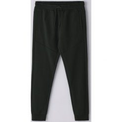 Dresowe spodnie - Khaki. Brązowe spodnie męskie Cropp, s, bez wzorów, z dresówki. Za 79,99 zł.