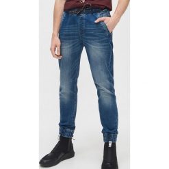 Jeansowe slim joggery - Granatowy. Niebieskie spodnie męskie Cropp, m, bez wzorów, z jeansu. Za 119,99 zł.