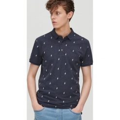 Koszulka polo z drobnym nadrukiem - Szary. Szare koszulki męskie Cropp, s, z nadrukiem, polo, bez rękawów. Za 59,99 zł.