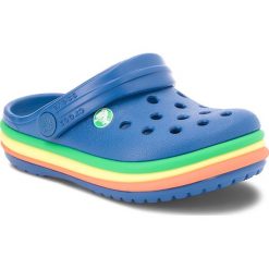 Sandały chłopięce: Klapki CROCS – Cb Rainbow Band Clog K 205205 Blue Jean