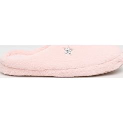 Etam - Kapcie Cloud. Różowe kapcie damskie Etam, z gumy. W wyprzedaży za 49,90 zł.