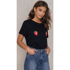 NA-KD T-shirt Strawberry - Black. Czarne t-shirty damskie marki NA-KD, z nadrukiem, z dżerseju. W wyprzedaży za 29,18 zł.