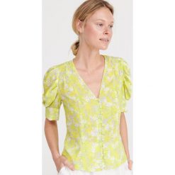 Bluzka w stylu retro - Żółty. Żółte bluzki damskie Reserved, bez wzorów, retro, bez kołnierzyka, bez rękawów. W wyprzedaży za 49,99 zł.
