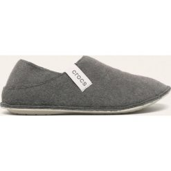 Crocs - Kapcie. Szare kapcie damskie Crocs, z materiału. W wyprzedaży za 89,90 zł.
