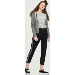 Bluza z kapturem - Szary. Szare bluzy z kapturem damskie marki Sinsay, l. W wyprzedaży za 39,99 zł.