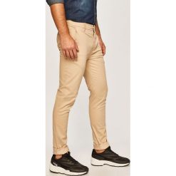Calvin Klein Jeans - Spodnie. Brązowe spodnie męskie z elastanu, casualowe. W wyprzedaży za 249,90 zł.