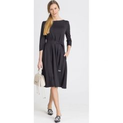 SUKIENKA PARMA Weekend Max Mara. Czarne sukienki damskie Weekend Max Mara, na imprezę, s, w paski, z okrągłym kołnierzem, bez rękawów, midi. Za 517,30 zł.