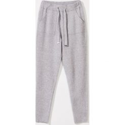 Spodnie dresowe -. Spodnie damskie Mohito, s, z dresówki. Za 119,99 zł.