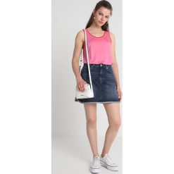 Calvin Klein Jeans HR MINI WESTERN HEM Spódnica trapezowa piazza blue. Niebieskie minispódniczki marki Calvin Klein Jeans, z bawełny, trapezowe. Za 399,00 zł.