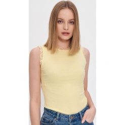 Top z koronką - Żółty. Żółte topy damskie House, s, w koronkowe wzory, z koronki, bez kołnierzyka. Za 25,99 zł.
