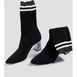 NA-KD Shoes Botki na metalicznym obcasie - Black. Czarne botki damskie NA-KD Shoes, bez obcasa, na obcasie, bez zapięcia. Za 181,95 zł.