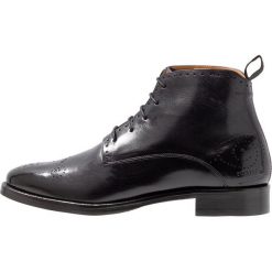 Melvin & Hamilton BETTY Ankle boot black. Czarne botki damskie marki Melvin & Hamilton, ze skóry, bez obcasa, bez zapięcia. Za 759,00 zł.